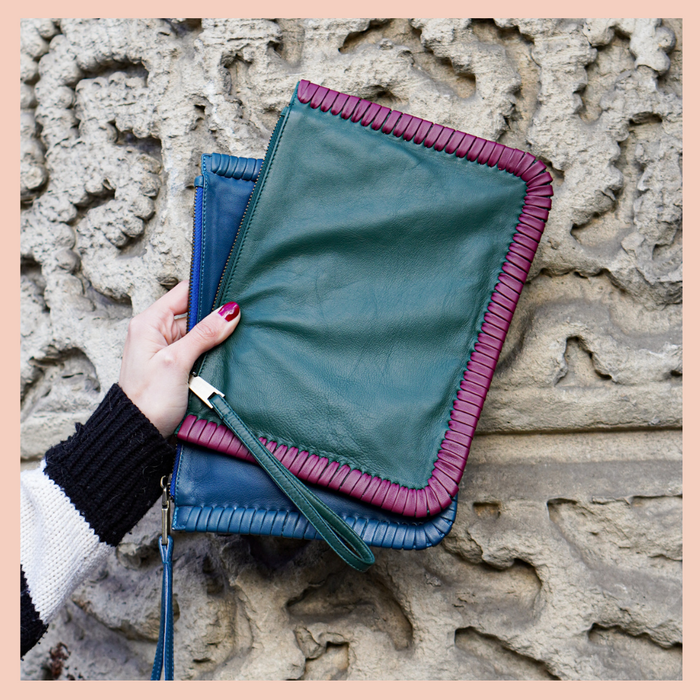 LA POCHETTE ARIELLE TRESSEE A LA MAIN KAKI ET BORDEAUX
