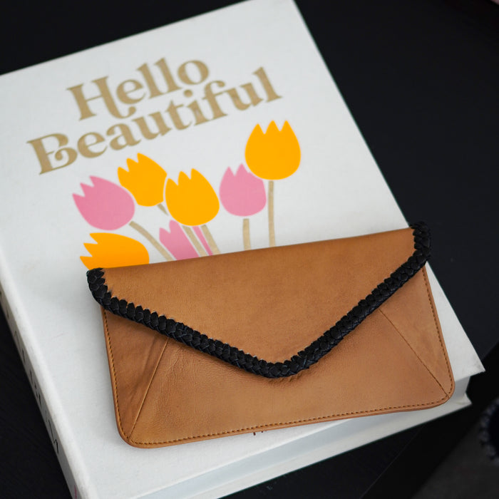 LE PORTEFEUILLE POCHETTE  RENEE EN CUIR CAMEL