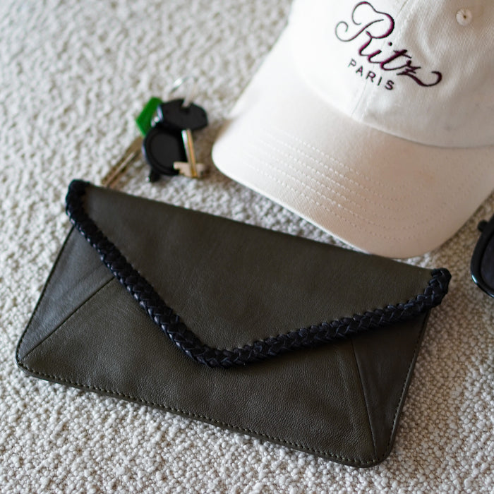 LE PORTEFEUILLE POCHETTE RENEE EN CUIR KAKI