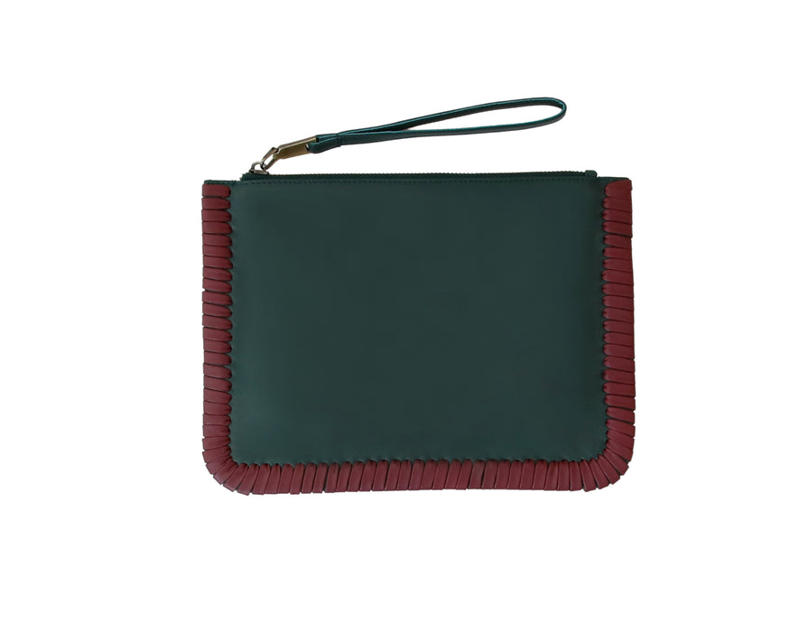 LA POCHETTE ARIELLE TRESSEE A LA MAIN KAKI ET BORDEAUX